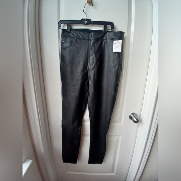 NWT SPANX Black Skinny Pants Versatile and Sleek Size Large - Picture 1 of 5